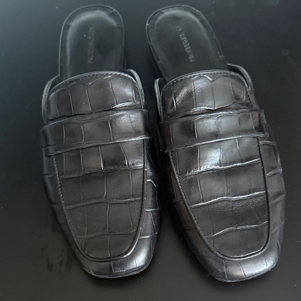 Woman’s Black Crocodile Pattern Leather Mules